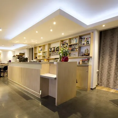 Hotel Aux Berges De L'aveyron-maison By Logis