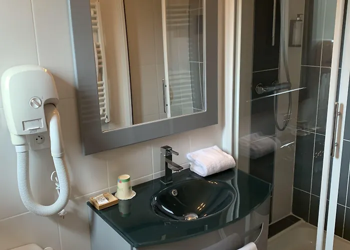 Logis Aux Berges De L'aveyron فندق